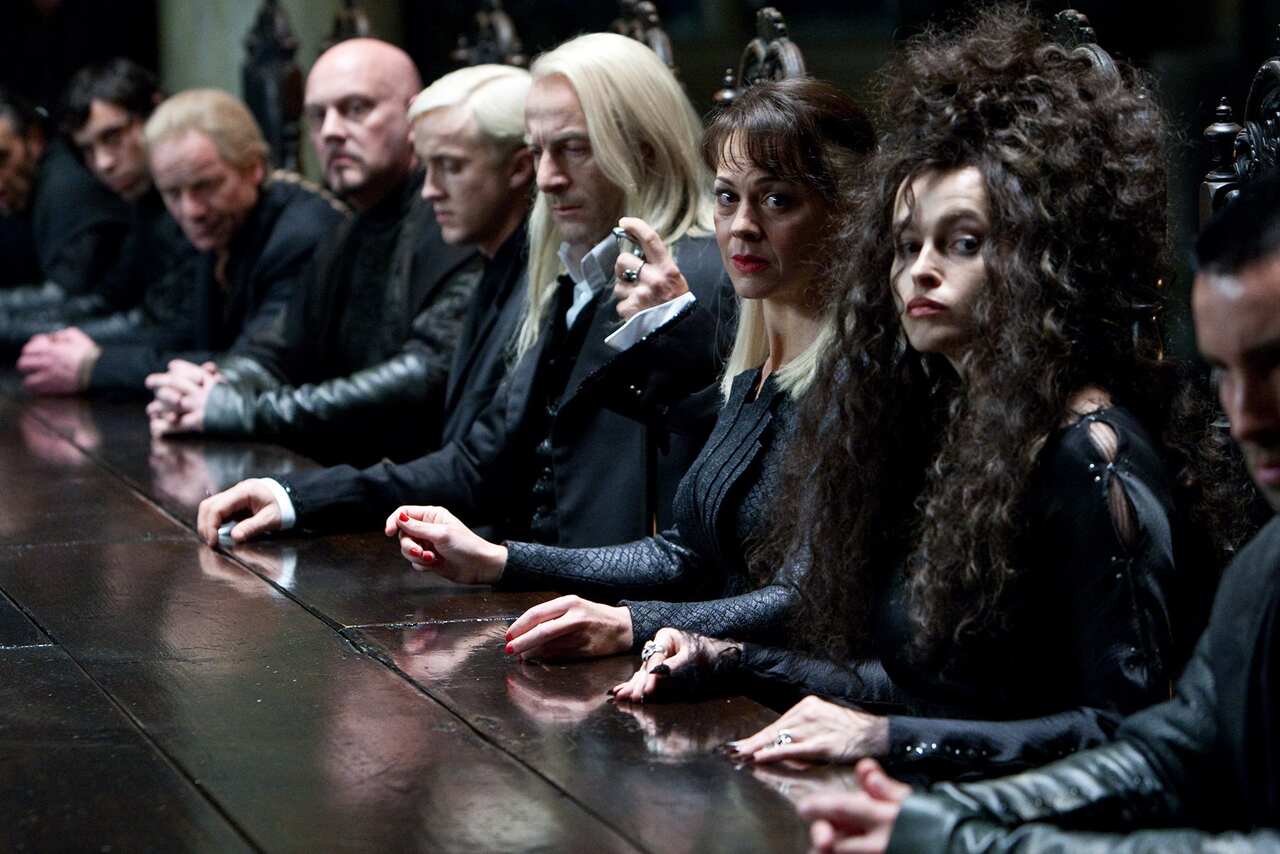O ator questionou imediatamente a proposta visual. Para ele, Lucius Malfoy — um bruxo aristocrata e defensor da pureza sanguínea — jamais se vestiria como um trouxa, e exigia um visual que refletisse sua imponência e ideologia sombria.