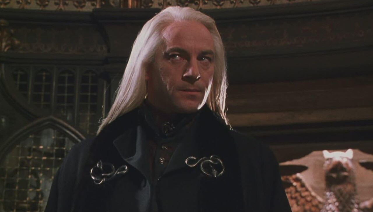 Com sua dose de originalidade, ele precisou convencer a equipe de produção de que o visual inicial — que o fazia parecer um “executivo trouxa” — não refletia a essência sombria e aristocrática de Lucius Malfoy. Foi essa insistência criativa que ajudou a moldar o personagem que se tornou um ícone. 