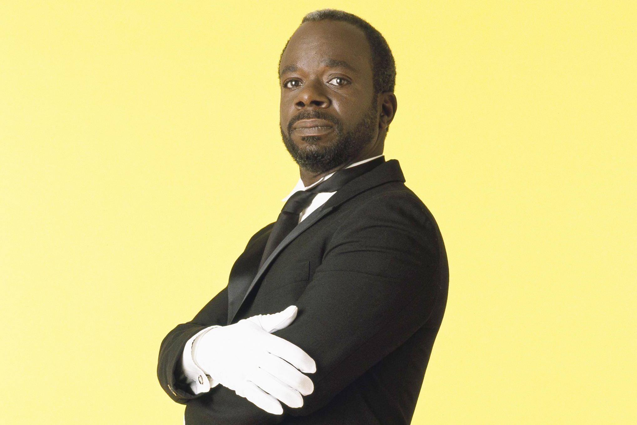 Joseph Marcell (Geoffrey): Alcançou grande popularidade ao interpretar o mordomo sarcástico Geoffrey, mas sua carreira já era sólida desde os anos 1970. Com forte atuação no teatro britânico, integrou a prestigiada 