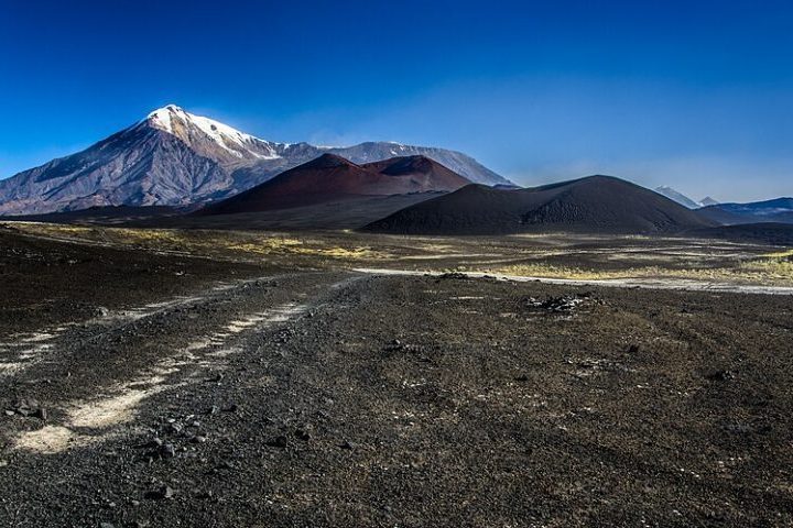 O lugar é chamado de "terra do fogo e do gelo" devido à sua paisagem dominada por vulcões ativos e geleiras.
