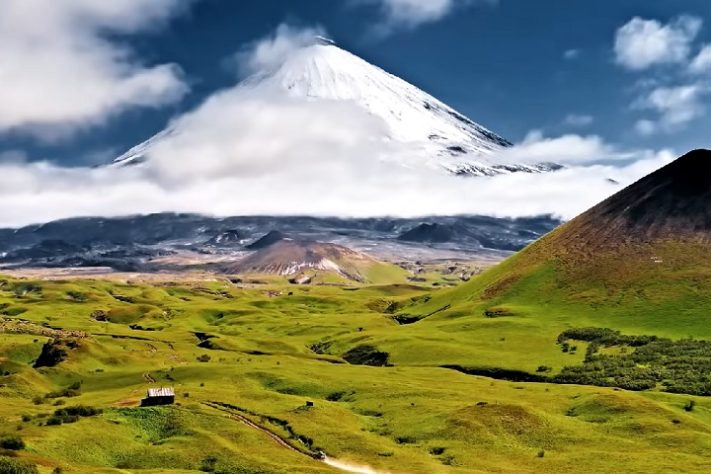 Klyuchevskaya Sopka é o vulcão ativo mais alto da Eurásia, com 4.750 metros de altura - Reprodução/YouTube