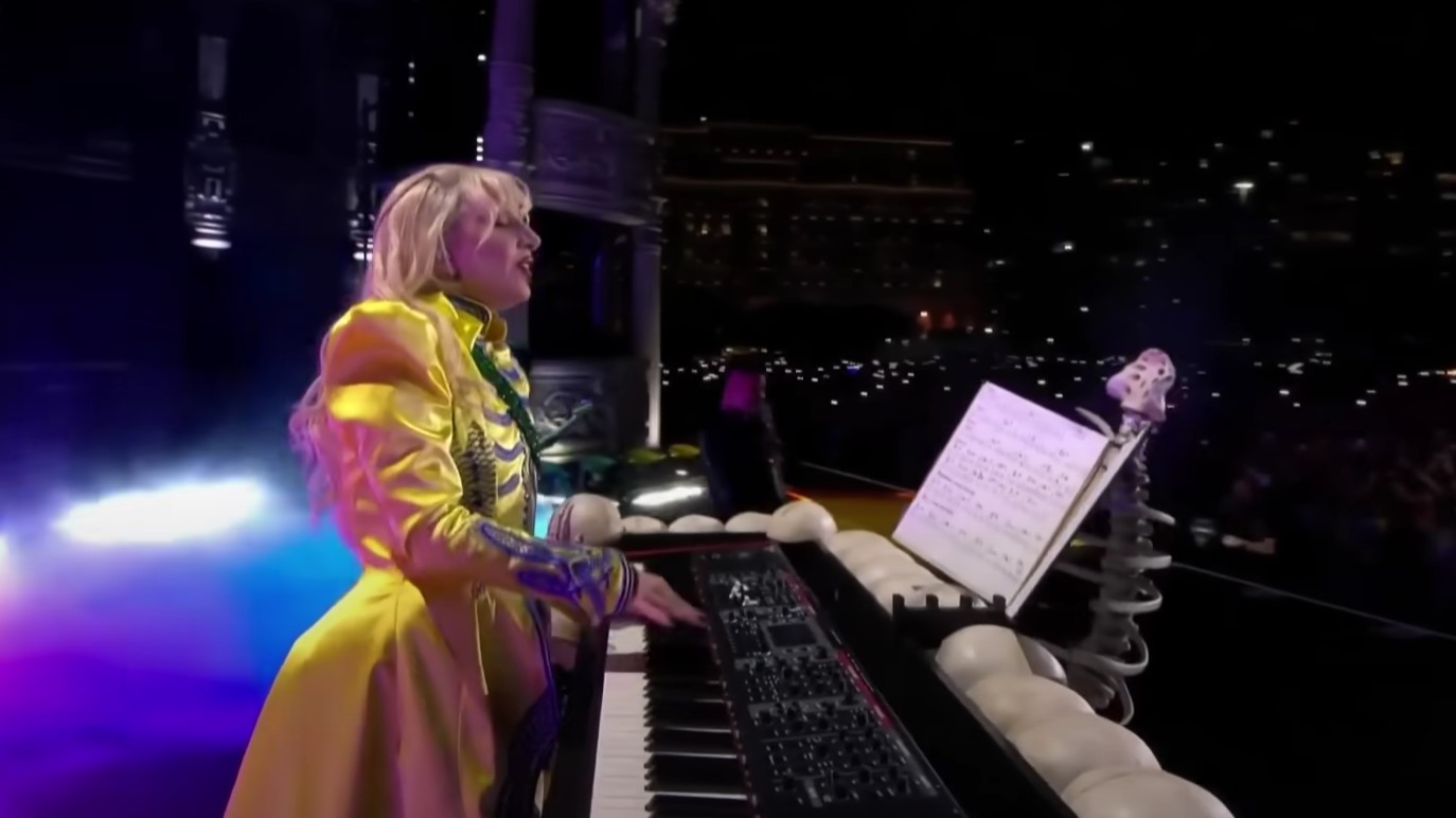 Próximo ao desfecho do show intitulado "Lady Gaga Todo Mundo no Rio", durante o ato ao piano, a celebridade mundial tocou as baladas "Blade of Grass", dedicada ao noivo Michael Polansky, e também "Shallow", um dos maiores hits de Lady Gaga no país para uma multidão recorde de 2,5 milhões de pessoas. 