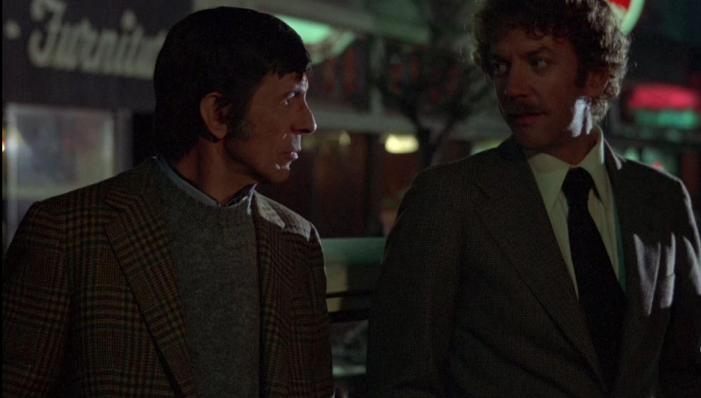 O filme mostra uma cidade onde habitantes percebem que pessoas sÃ£o substituÃ­das por rÃ©plicas sem emoÃ§Ãµes, apÃ³s o crescimento de vagens misteriosas originadas por sementes caÃ­das do espaÃ§o, o que resulta em uma ameaÃ§a silenciosa e aterrorizante.
