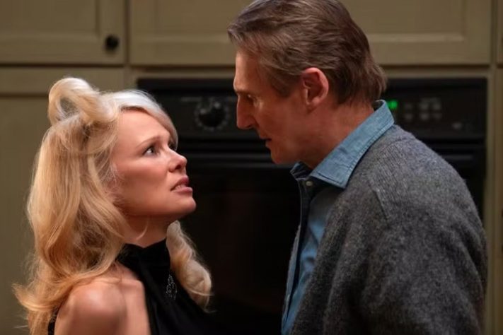 Liam Neeson e Pamela Anderson no filme 