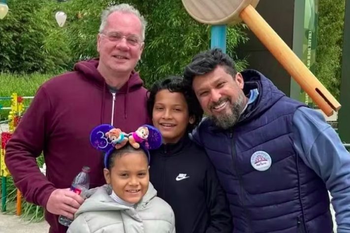Luiz Fernando Guimarães com o marido e os filhos adotivos - Reprodução/Instagram