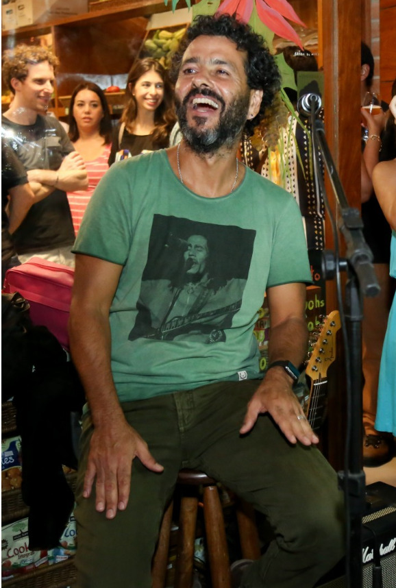 <p>O ator vem de uma família profundamente ligada às artes: é sobrinho do humorista Chico Anysio e da atriz Lupe Gigliotti, e primo de artistas como Bruno Mazzeo, Nizo Neto e Cininha de Paula.</p>
