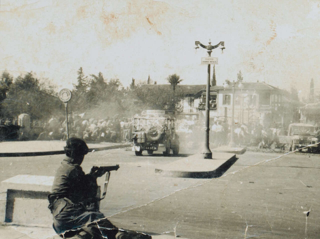Embora a independência tenha ocorrido em agosto, o feriado nacional é observado em 1º de outubro, data em que o país celebra a sua liberdade do domínio britânico. O grito de liberdade veio em 1960, com garantia dos Acordos de Londres e Zurique. Mas conflitos entre gregos e turcos levaram à divisão da ilha. 
