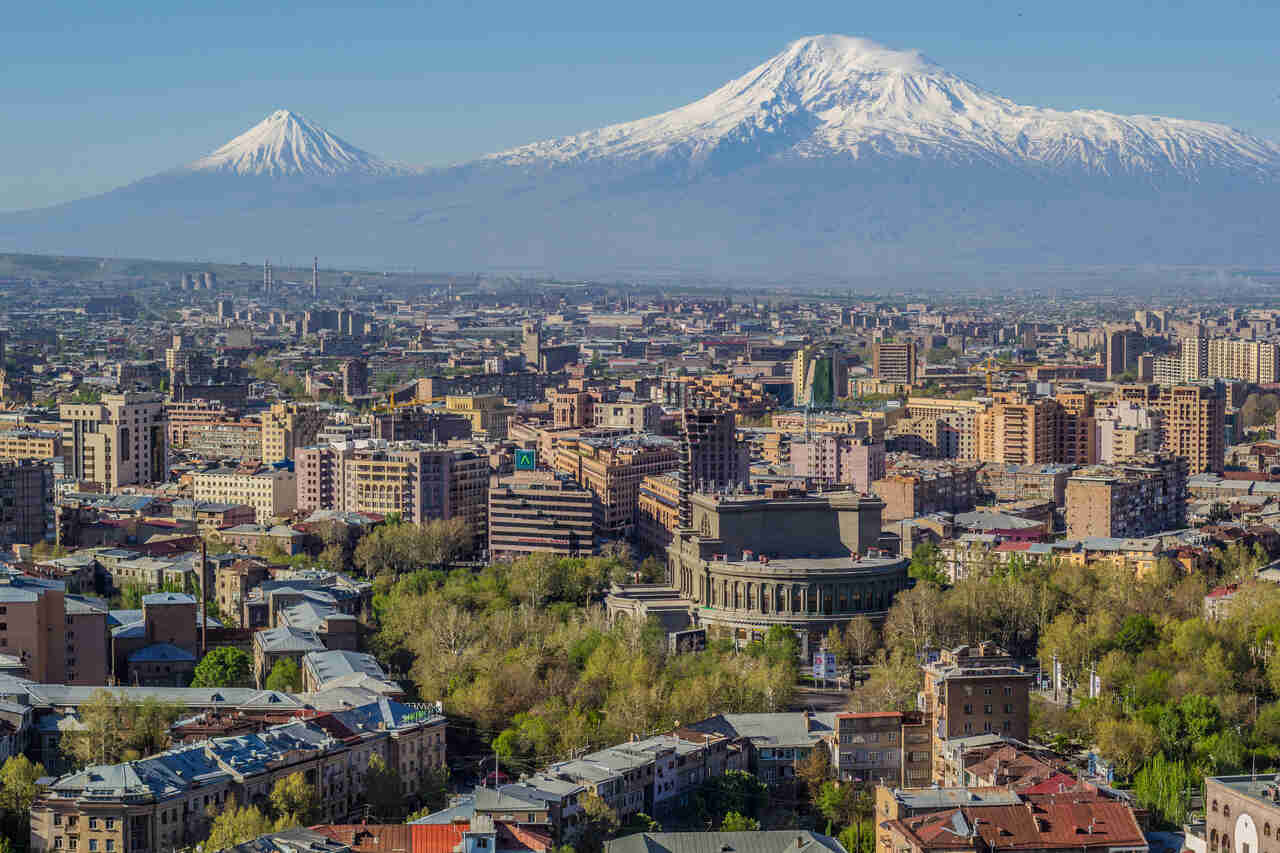 Segundo a tradição bíblica, foi aos pés do Monte Ararat que Noé teria atracado a arca após o dilúvio de 40 dias e 40 noites. Essa montanha sagrada para os armênios domina o horizonte da capital Yerevan, embora esteja localizada no território turco. O Monte Ararat é símbolo de fé, identidade e resistência para os armênios.