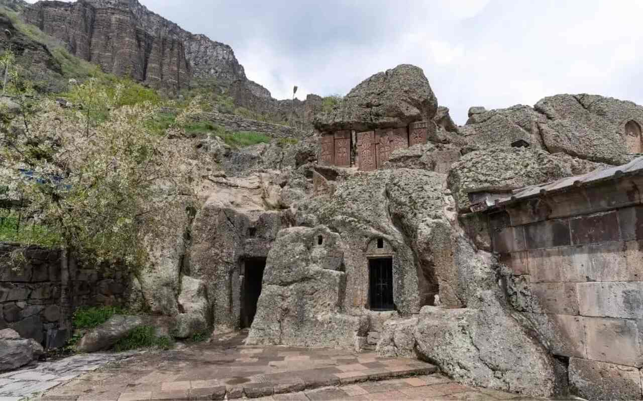 Um dos exemplos mais impressionantes é o Monastério de Geghard, famoso por suas igrejas e capelas esculpidas diretamente nas rochas de um cânion profundo. O local transmite uma atmosfera de serenidade e reverência, integrando arquitetura e natureza de forma única.