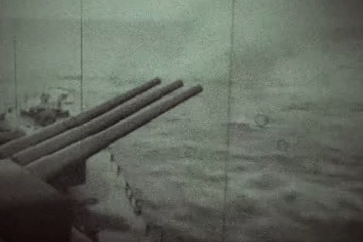 Navio lança torpedos em batalha no Estreito de Iron Bottom