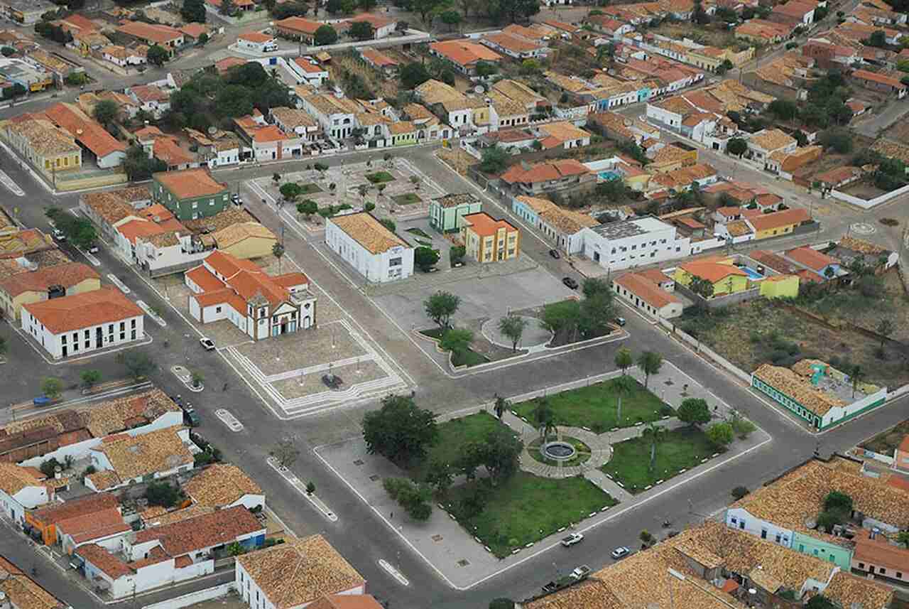 O objetivo era claro: substituir a então capital Oeiras, isolada na região central do Piauí e que não conseguia deter a influência comercial e industrial do estado vizinho, o Maranhão, sob boa parte do Oeste piauiense.