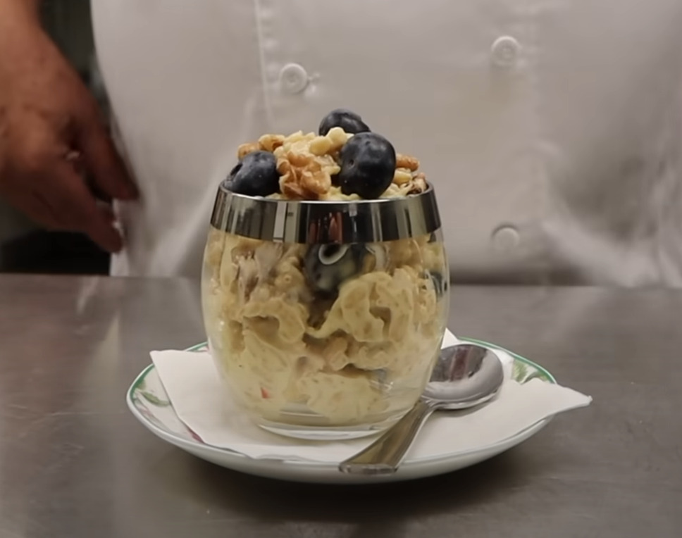 Segundo McGrady, a princesa Diana preferia aveia em flocos embebida em suco de laranja, iogurte, mel, mirtilos, nozes, crisps de maçã, limão e, às vezes, chia ou outras frutas vermelhas. O prato era servido em copos de vidro, decorado com frutas e castanhas.