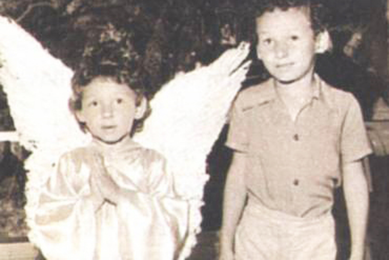 Sua juventude foi marcada por perdas familiares que o levaram a questionar o sentido da vida — e foi justamente nesse momento que a fé começou a florescer de forma transformadora.

