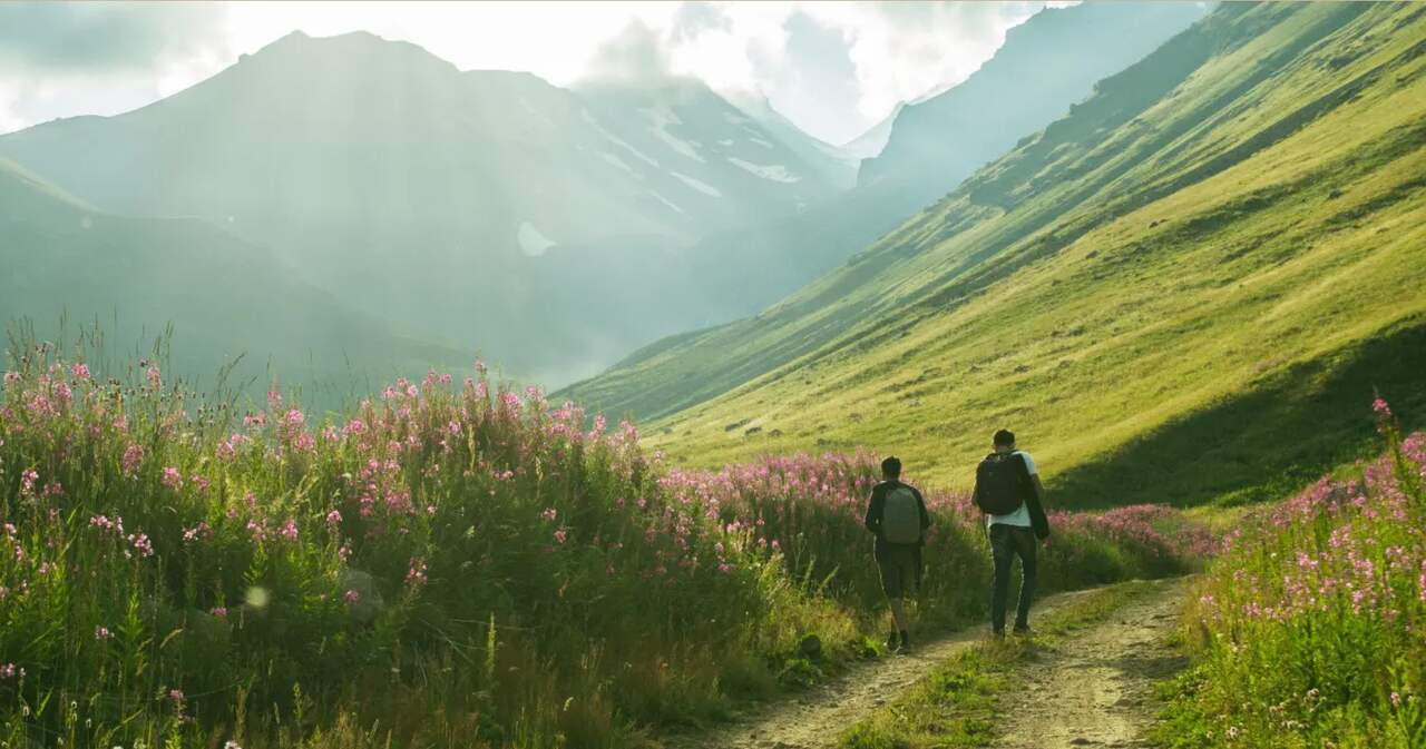 Sua extensão territorial é ligeiramente maior que a do estado de Alagoas, mas sem saída para o mar — a Armênia é um país sem litoral. Está situada ao sul da região do Cáucaso, onde se encontram o Leste Europeu e o Sudoeste Asiático.