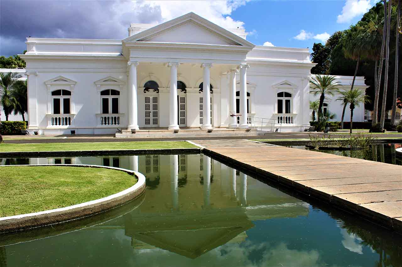 O Centro Histórico de Teresina é outro ponto de destaque, onde a história da cidade está preservada nas construções e monumentos do século XIX. A arquitetura reflete influências europeias e locais, com presença de estilos neoclássico, barroco e principalmente eclético.