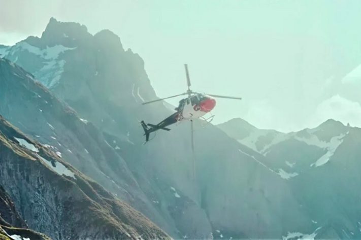 Piloto de helicóptero sofre ataque cardíaco, salva turistas, e morre em seguida na Rússia - Reprodução