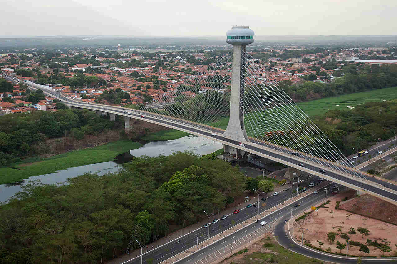 Teresina, a capital, conta com 866.401 habitantes e é um centro administrativo e educacional.  Parnaíba, com 153.482 habitantes, é uma cidade histórica e turística. 