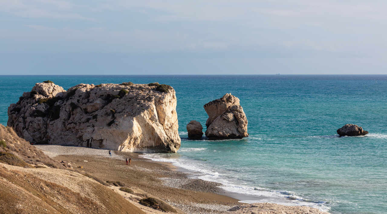 Praia de Afrodite (Petra tou Romiou): segundo a lenda, foi onde a deusa Afrodite nasceu. A praia tem pedras brancas e águas azul-turquesa, ideal para relaxar ou fazer snorke