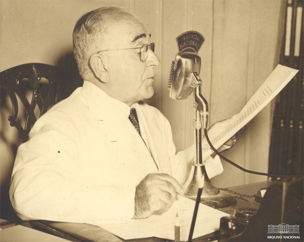 <p>Decorridos 71 anos da morte de Getúlio, a memória do controvertido líder continua a dividir opiniões e despertar debates intensos. Para uns, foi um ditador autoritário; para outros, o maior estadista da história brasileira.</p>
