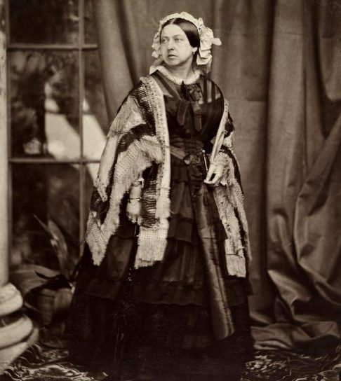 Ela nasceu em 24 de maio de 1819 e reinou por impressionantes 63 anos, de 1837 até sua morte, em 1901.