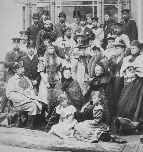 Muitos desses filhos casaram-se com membros de outras famílias reais europeias, rendendo a Vitória o apelido de "Avó da Europa".