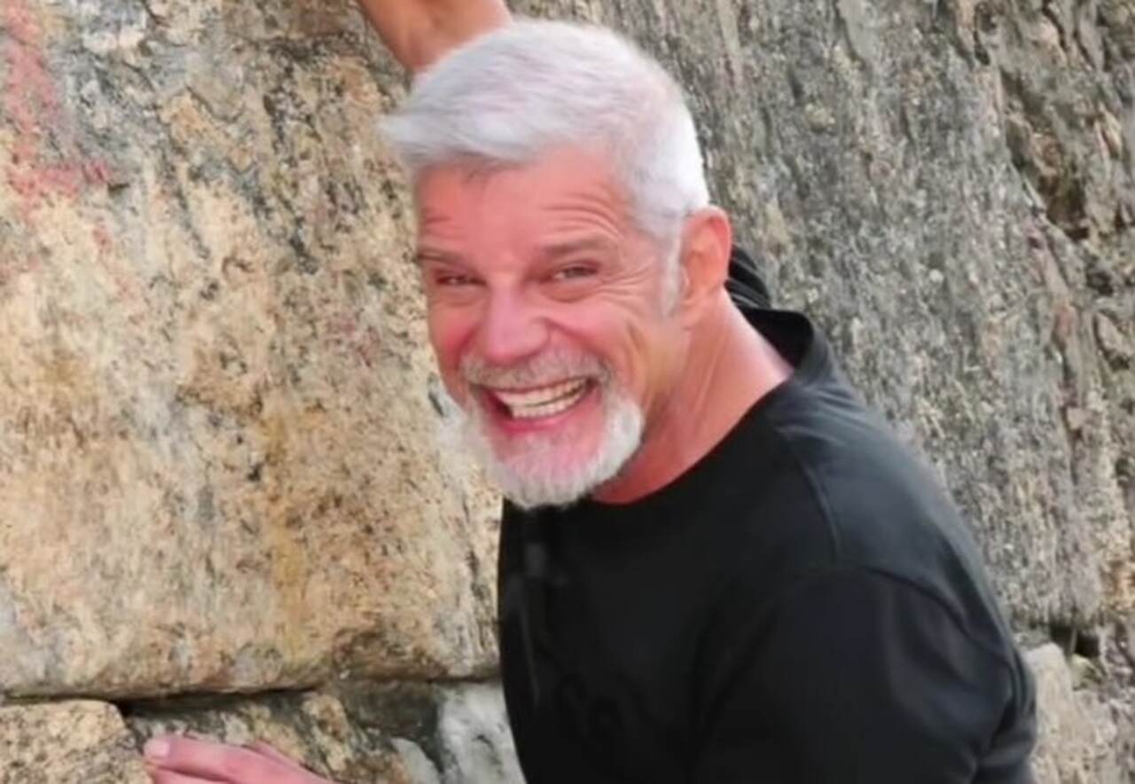 O veterano se lançou como artista em 1983 justamente na versão brasileira do clássico. O carioca tinha 27 anos e havia feito apenas teatro amador. Na ocasião, ele viveu dois personagens. Agora, Gazolla fará o papel principal da remontagem comandada por Miguel Falabella e Bárbara Guerra, interpretando Zach.


