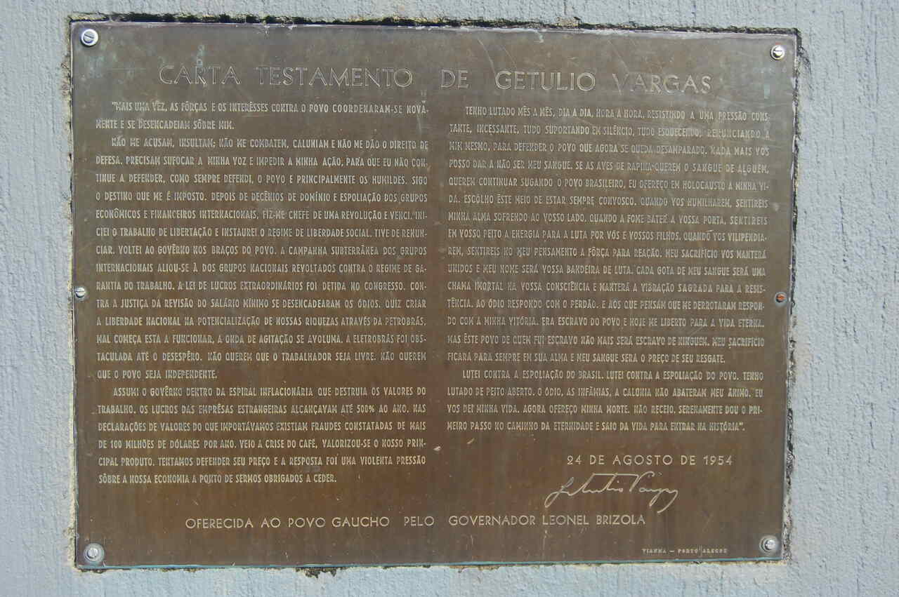 <p> Em sua carta-testamento, se apresentou como um mártir do povo, que enfrentou corajosamente os ataques de seus opositores. Esses adversários, retratados como anti-heróis, buscavam expulsá-lo do poder e distorcer a política em favor de interesses pessoais.</p>
