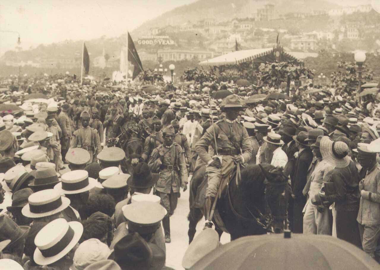 <p>Diante da exclusão como sucessor, Vargas posicionou-se na oposição e tentou vencer nas urnas. Com o fracasso eleitoral, articulou a Revolução de 1930, que resultou em um golpe de Estado e sua ascensão ao poder.</p>
