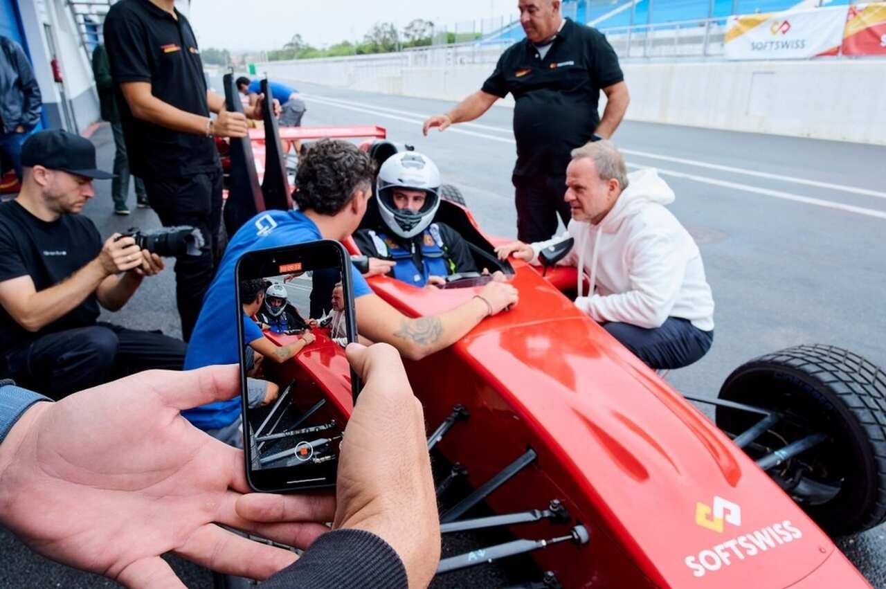 Nos últimos 12 meses, Rubens liderou ações para aproximar do público a líder global em tecnologia para iGaming. E sempre de forma genuína. Um dos destaques foi o Family Track Day, realizado em um autódromo na França. Lá, ele, sua família e parceiros da marca viveram momentos especiais e marcantes.


