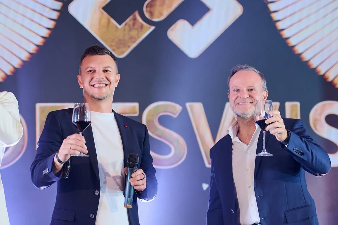 "Para ser um vencedor, é preciso ser consistente, trabalhar duro todos os dias e estar cercado por pessoas que que acreditam nos mesmos princípios", destacou Rubens Barrichello em sua palestra. A fala foi recebida com entusiasmo por líderes do setor e fãs do automobilismo presentes no evento.