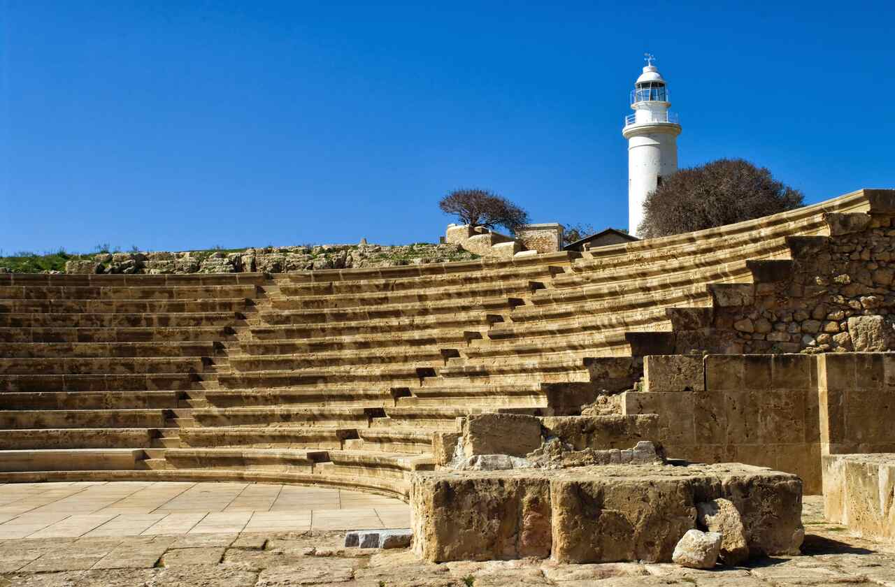 Habitado há mais de 9 mil anos, tem vestígios de civilizações antigas, incluindo gregos, romanos e bizantinos. A cultura cipriota reflete essa diversidade, com influências cristãs ortodoxas e islâmicas. 