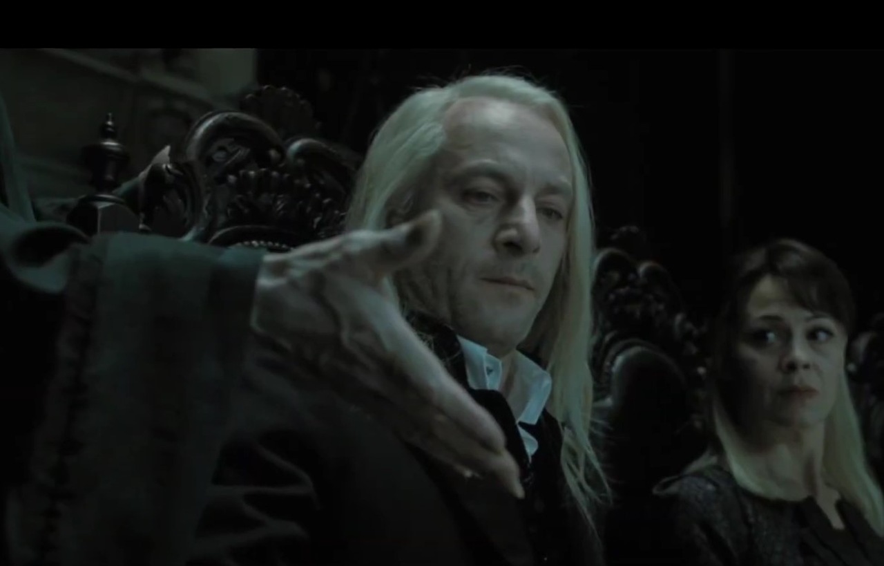 O ator fez uso dos recursos disponíveis: pegou uma peruca de papel alumínio no departamento de maquiagem para simular os cabelos loiros e enrolou uma cortina do figurino como capa. Com esse visual inusitado, foi até o diretor Chris Columbus para apresentar sua proposta. Columbus se surpreendeu.