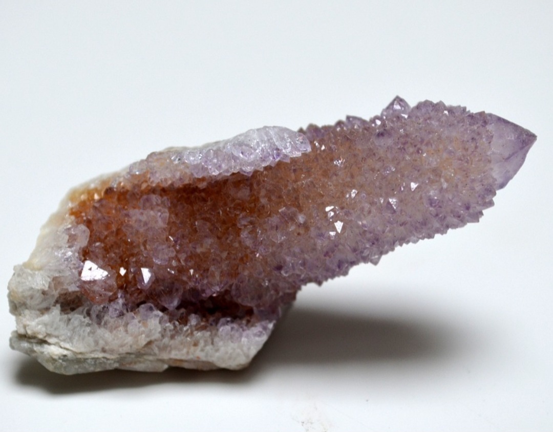 O Brasil é um dos maiores produtores mundiais de quartzo, com jazidas ricas especialmente em Minas Gerais e na Bahia. A exportação desse mineral é significativa.