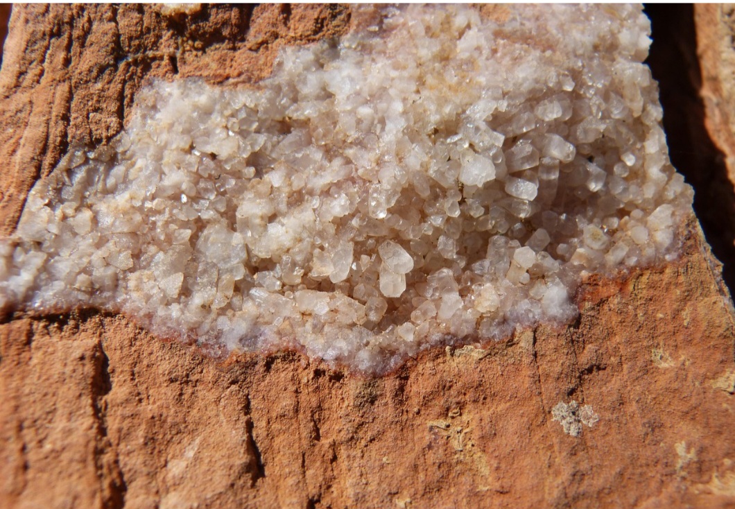 A areia de quartzo é amplamente usada na construção civil e em filtros de água. Seu grão duro e resistente é ideal para essas finalidades.