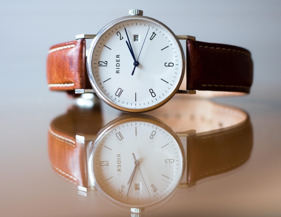 O quartzo também tem propriedades piezoelétricas, ou seja, gera corrente elétrica sob pressão. Isso o torna essencial em equipamentos como rádios, sensores e relógios de pulso.