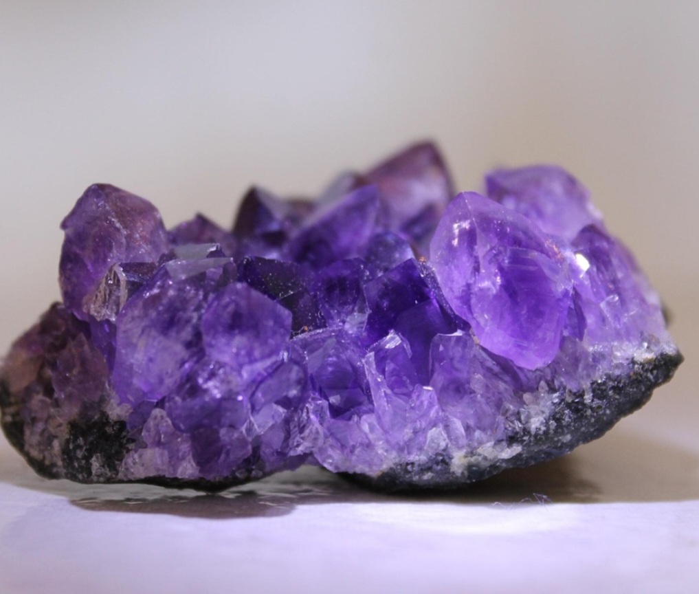 <p>Em outro teste, também conseguiram identificar cristais de quartzo, pirita e calcita em meio a várias pedras semelhantes. Para os pesquisadores, o comportamento pode indicar raízes evolutivas profundas desse fascínio.</p>
