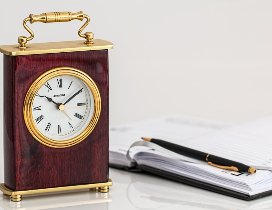 Esse mineral possui dureza 7 na escala de Mohs, o que o torna resistente à abrasão. Por isso, é usado em relógios, abrasivos e componentes eletrônicos.