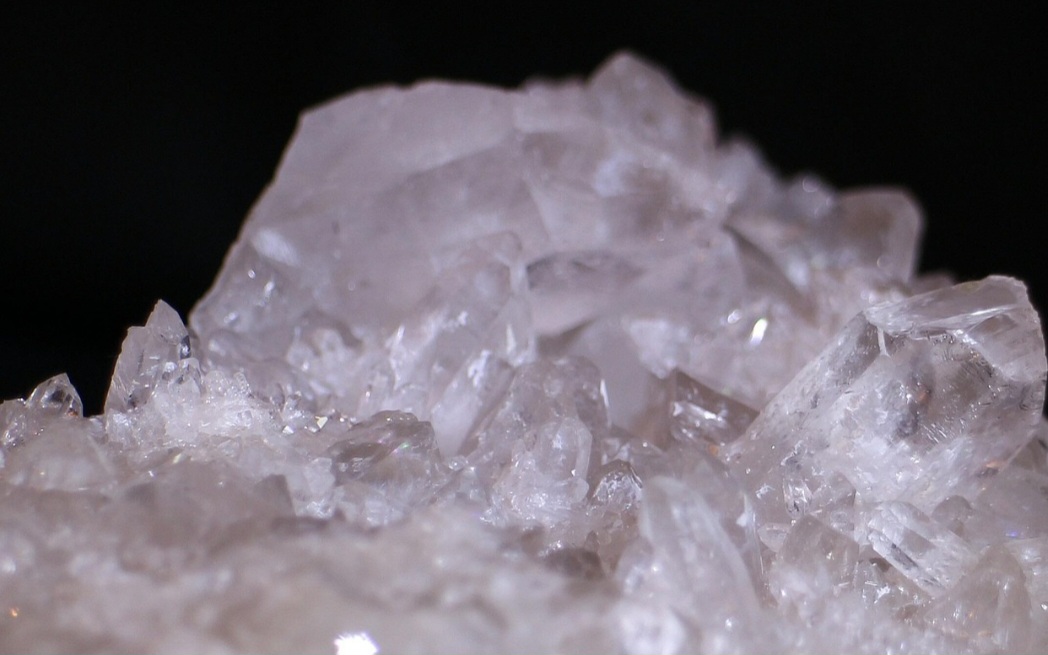 O quartzo apresenta grande variedade de cores, como branco, rosa, roxo, amarelo, fumê e incolor. Essas cores derivam de impurezas ou radiações naturais sofridas pelo mineral.