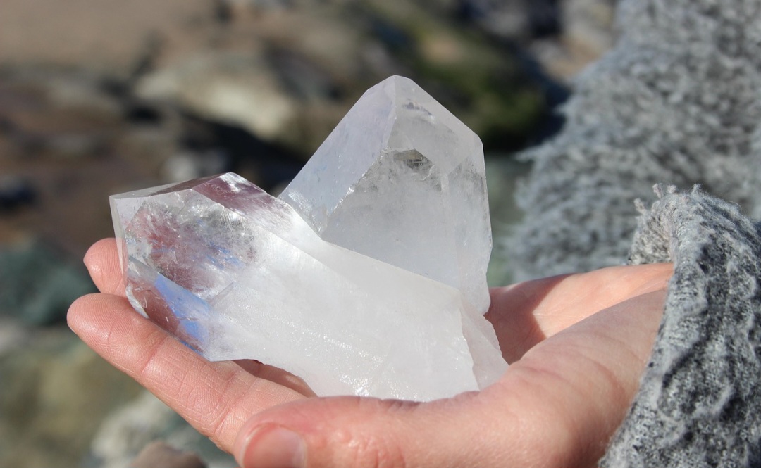 Em tempos antigos, acreditava-se que o quartzo era gelo eterno, congelado para sempre pelos deuses. Povos como os romanos e gregos usavam-no como amuleto.