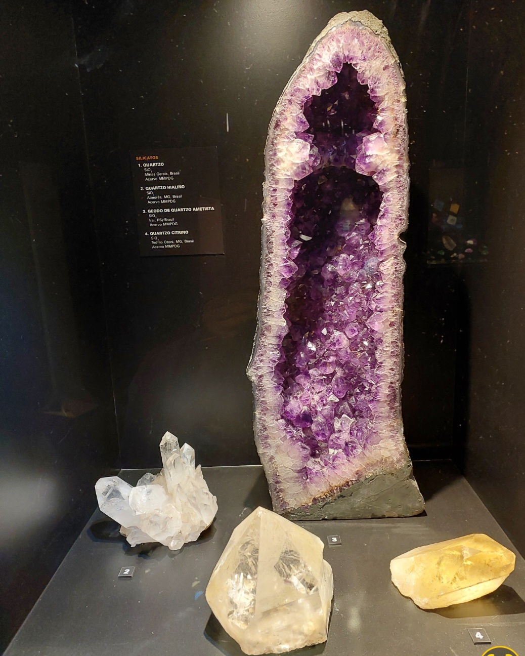 A ametista é a variedade roxa do quartzo, bastante valorizada em joalheria. Já o citrino, com tom amarelo, deve sua coloração à presença de ferro.