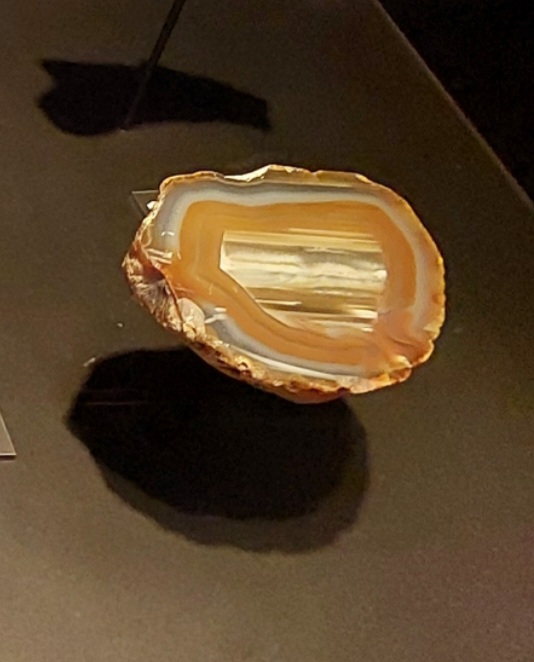 A ágata é uma variedade de quartzo do grupo das calcedônias, composta por finas camadas de sílica. Sua principal característica são os padrões de faixas coloridas. Uma beleza que rende delicados adornos e joias. 
