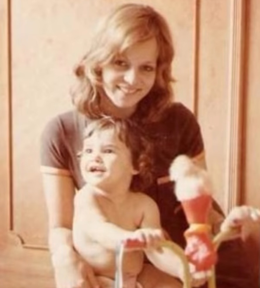 No dia 11/8/2025, a autora de novelas postou fotos do seu  arquivo pessoal nas redes sociais, no dia 11/8/2025, para lembrar da filha, que faria 55 anos.