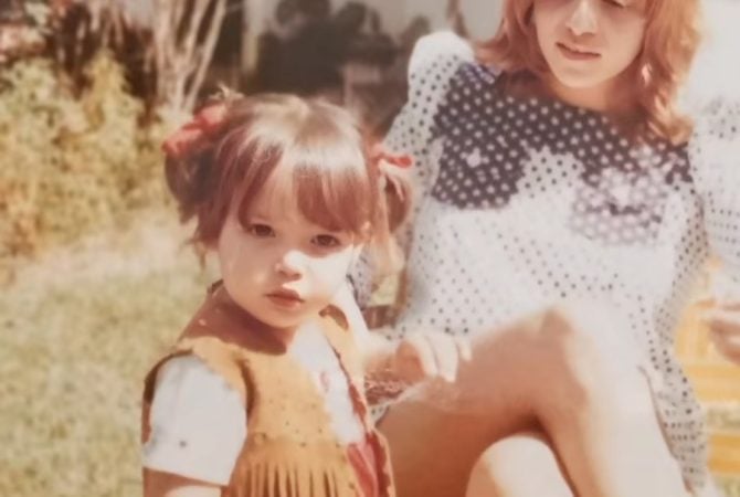 Assassinada em 1992, Daniella Perez faria hoje 55 anos e mãe posta arquivo pessoal na web