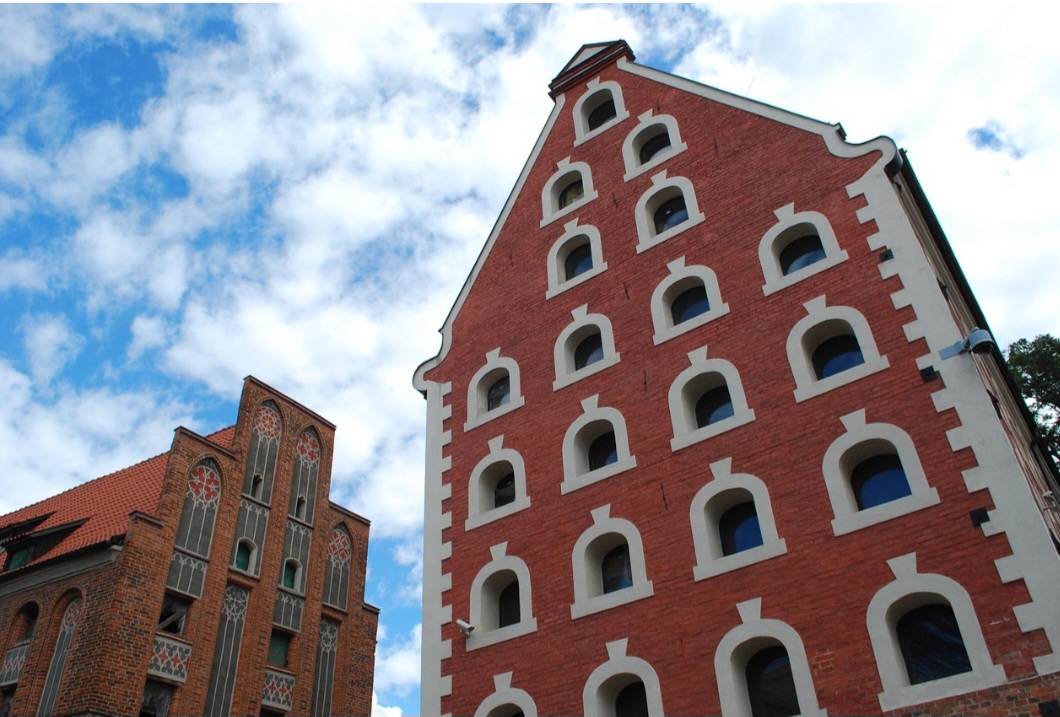 Mesmo pequena, Toru? tem boa estrutura turística e sinalização bilíngue, o que facilita a exploração por visitantes estrangeiros. A cidade encanta por unir ciência, história e beleza arquitetônica em um mesmo cenário, criando uma experiência completa. Com seu centro preservado e atmosfera acolhedora, Toru? mantém um charme que atravessa os séculos.