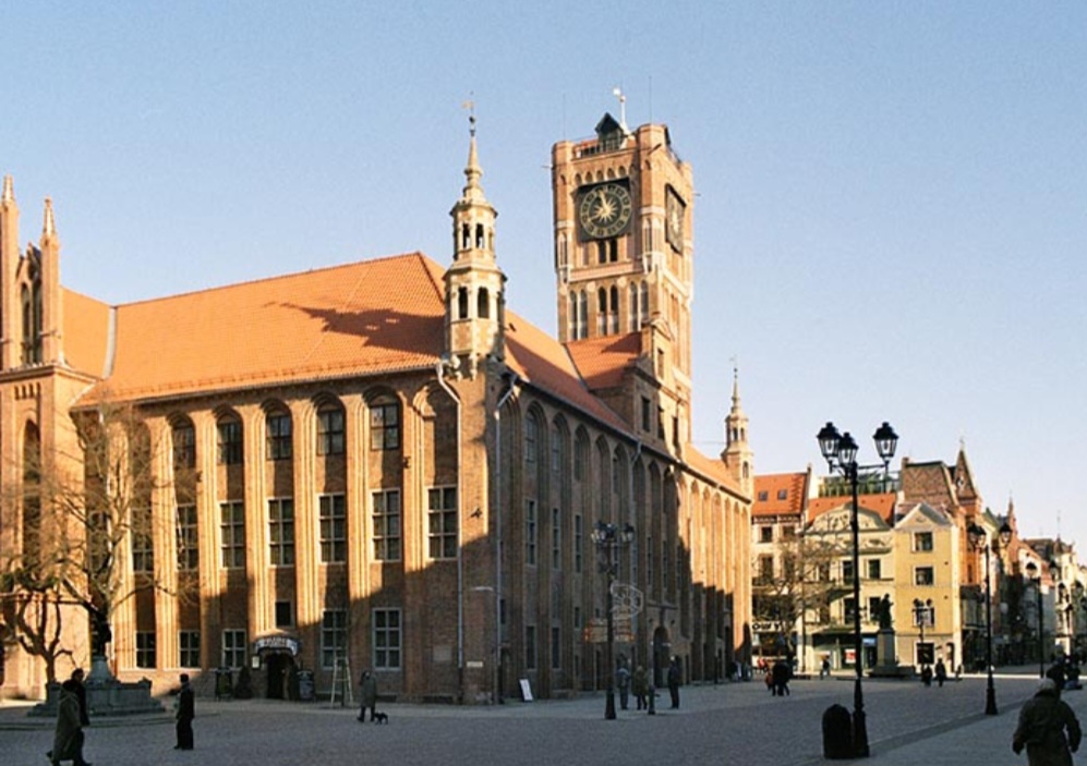 A cultura local de Toru? mistura tradições medievais com uma cena moderna vibrante de arte, gastronomia e música, criando um ambiente único. Considerada uma das cidades mais bonitas da Polônia, ela surge como uma alternativa tranquila à agitação de Varsóvia e Cracóvia.