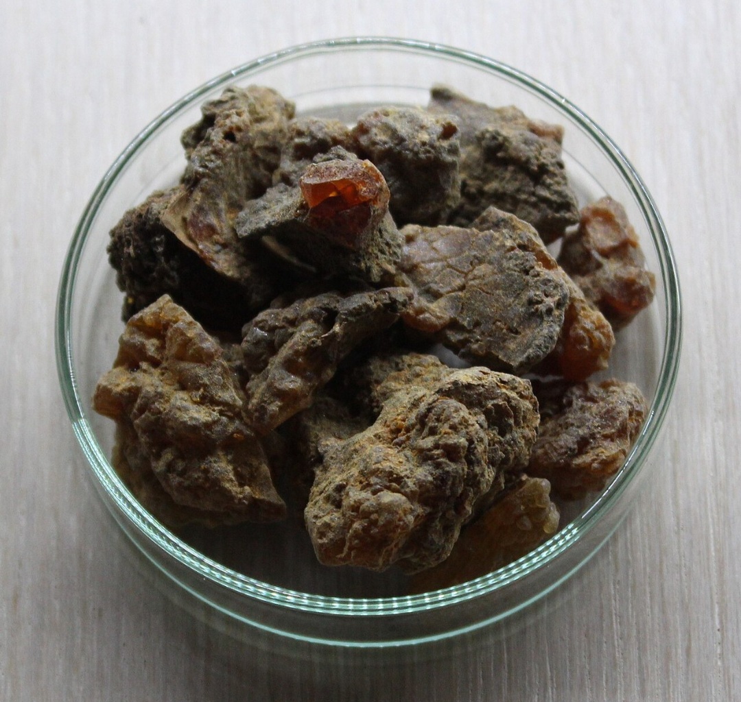 Culturalmente, a mirra simbolizava purificação, sacrifício e cura espiritual, sendo ligada a práticas místicas. Em algumas tradições, acreditava-se que seu aroma afastava espíritos malignos e atraía boas energias.