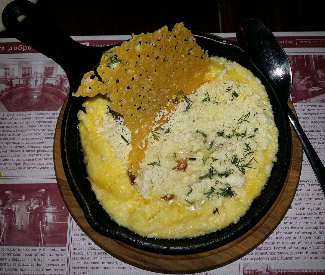 5º lugar: Banosh (Ucrânia) – mingau de creme de milho coberto com queijo ou bacon, típico da zona rural. 