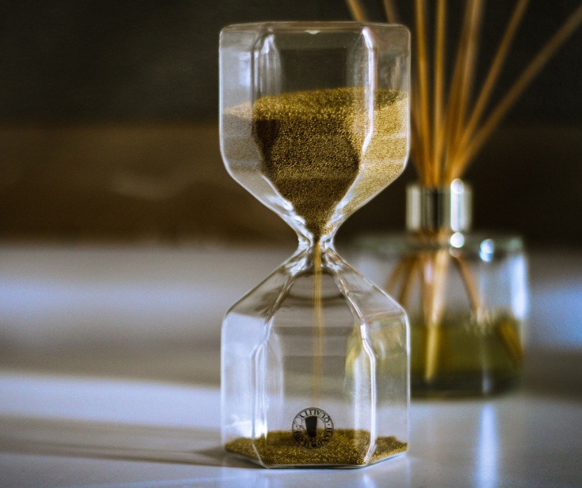 Também há ampulhetas decorativas, feitas de vidro colorido, madeira entalhada ou metal. Muitas vezes são adquiridas mais pelo valor estético do que pela função de medir o tempo.