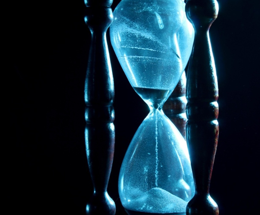 HÃ¡ modelos modernos que substituem a areia por lÃ­quidos coloridos ou bolhas de vidro, mantendo o mesmo princÃ­pio visual de passagem contÃ­nua. Isso amplia o carÃ¡ter estÃ©tico do objeto.