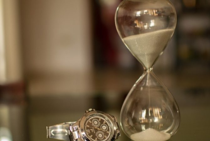 Ampulheta: objeto da Antiguidade que marca o tempo ainda seduz como decoração